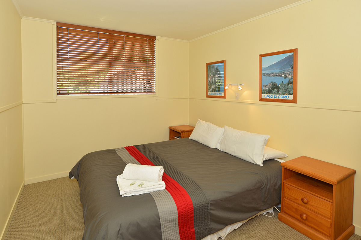 Holiday House Rental Paihia. Waterfront holiday home accommodation just across the road from the beach, 200 metre flat walk to Paihia & the wharf