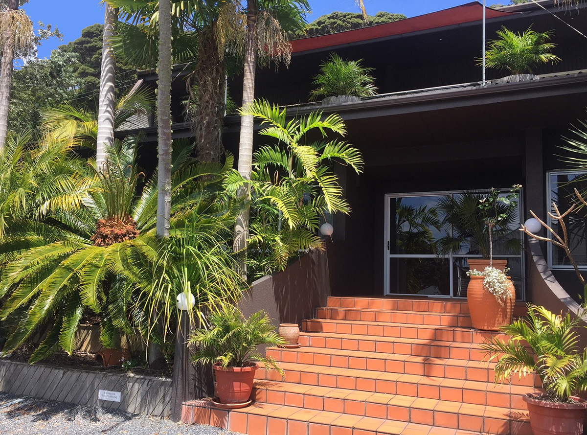 Holiday House Rental Paihia. Waterfront holiday home accommodation just across the road from the beach, 200 metre flat walk to Paihia & the wharf